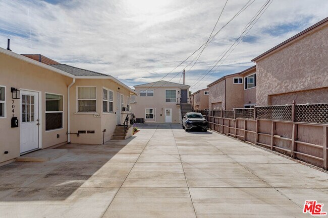 Building Photo - 704 E Acacia Ave