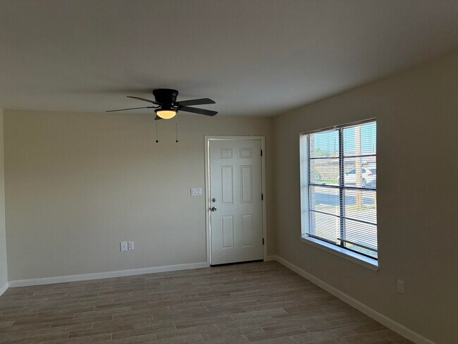 Building Photo - 705 Bustamante St