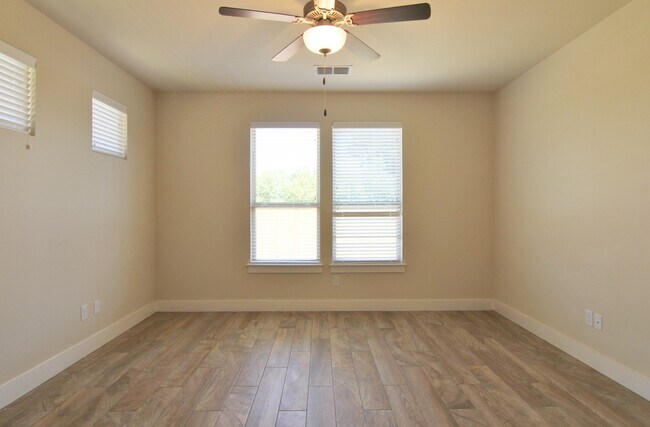 Building Photo - 3/2.5/2 Townhome Inside The Loop! Walk to ...