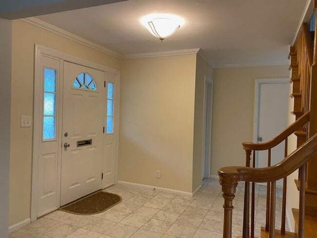 Building Photo - Beautiful 5 BR 3.5 BA brick Colonial home ...