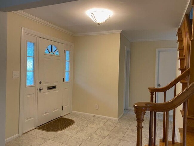 Foto del edificio - Beautiful 5 BR 3.5 BA brick Colonial home ...