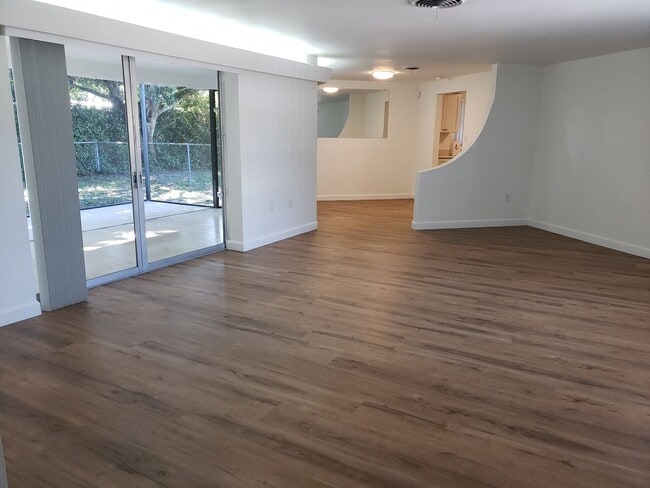 Building Photo - Centrally Located Sarasota 2-bedroom Home ...