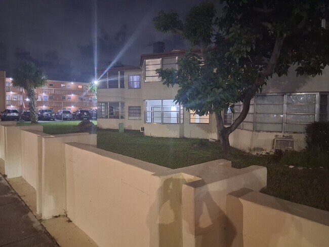 Foto del edificio - 1605 NE Miami Gardens Dr