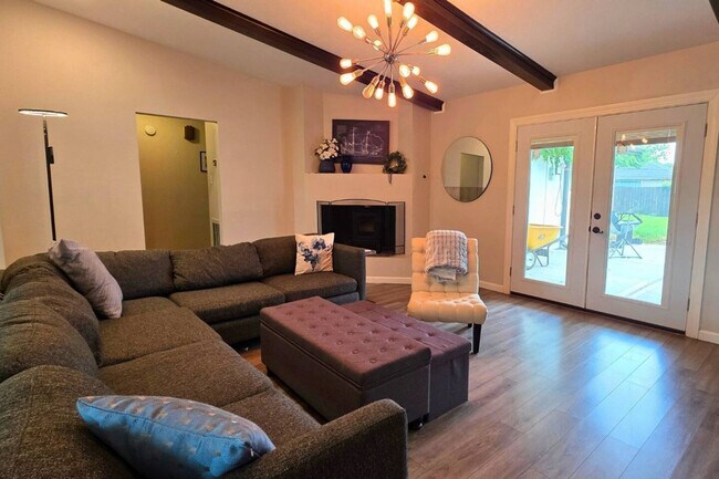 Building Photo - 1810 San Sebastian Ln