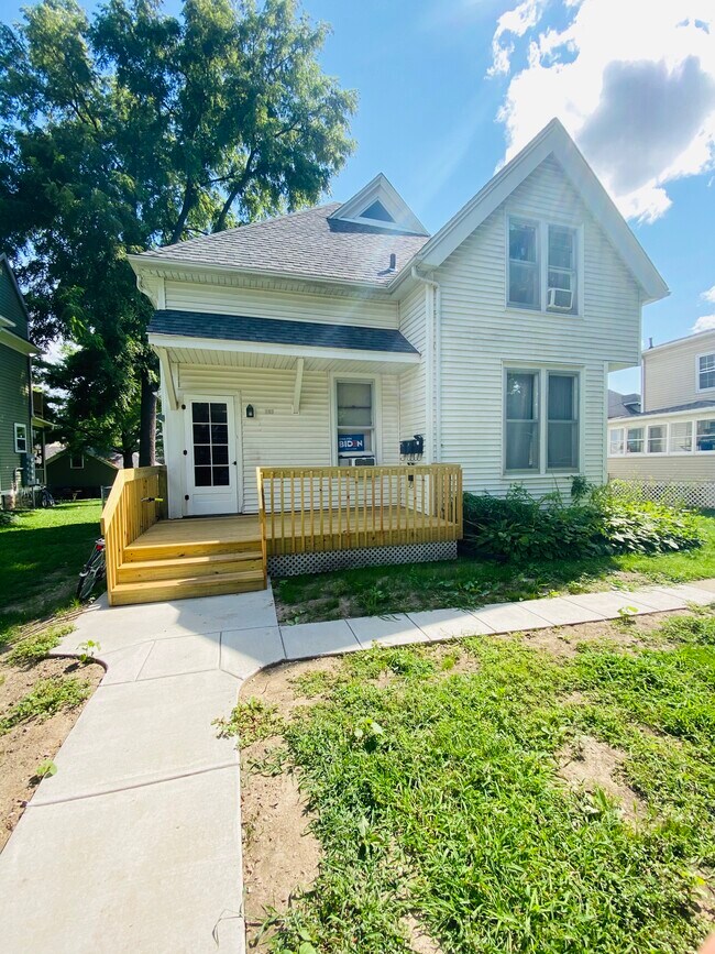 215 Fairchild St, Iowa City, IA 52245 Apartments in Iowa City, IA