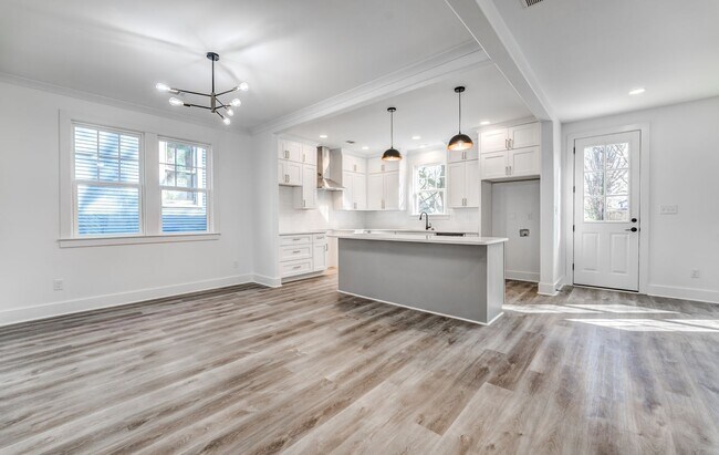 Foto del edificio - Modern Comfort + Extra Space — Beautiful 3BR/2.5BA Home on Foster Ave!