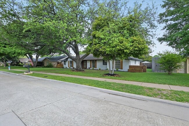 Building Photo - 2313 Claridge Cir
