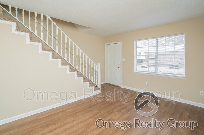Building Photo - 425 Oakwood Ave