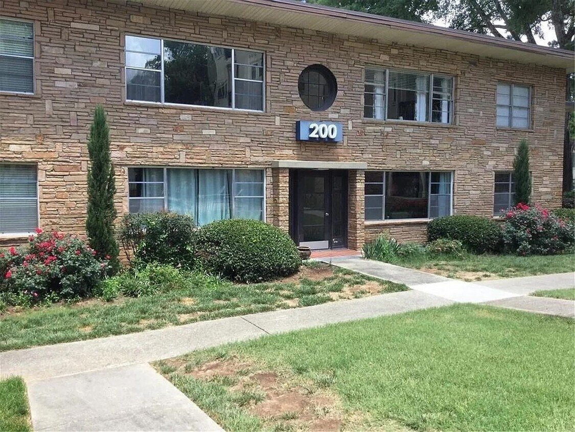 Foto principal - Charming 2-Bedroom Mid-Century Condo for L...