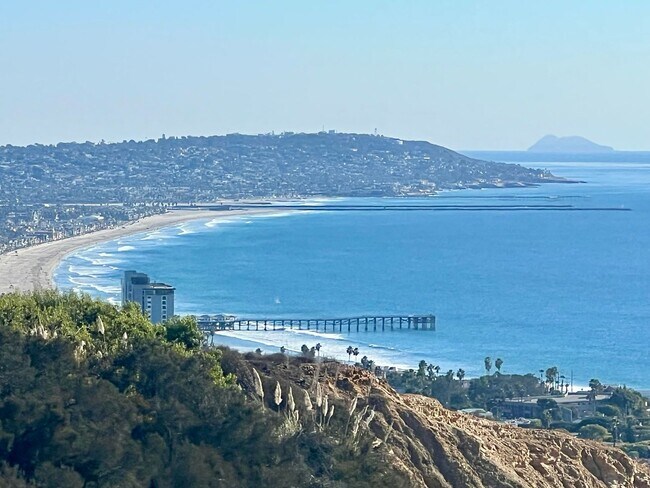 Building Photo - 4 bedroom, 2.5 bathroom home in the desirable Mt Soledad neighborhood.