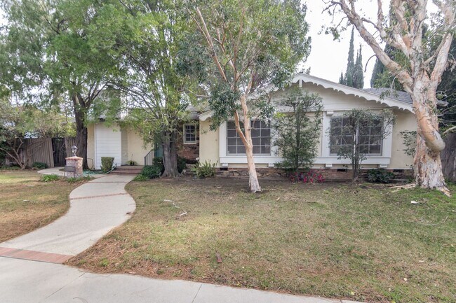 Building Photo - Gorgeous 3 bedroom Home in Chatsworth!