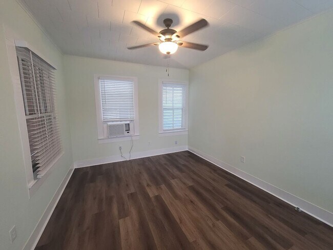 Building Photo - Located within 5 minutes of the Beach and 5 minutes UTMB