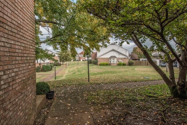 Foto del edificio - Coming soon! Nice remodel of townhouse Condo in Harbour Town. Gated complex!