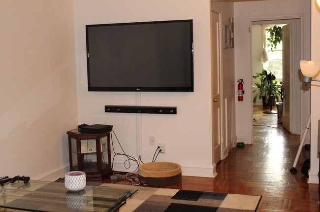 Livingroom - 912 E Vernon Rd
