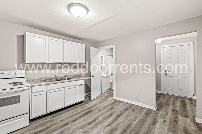 Building Photo - Affordable Comfort & Style Near Downtown I...