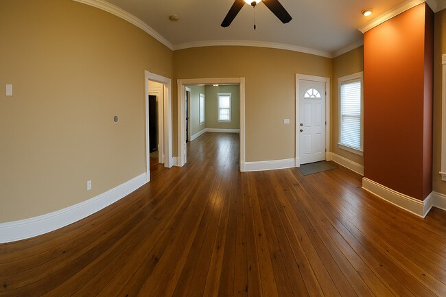 Cambio de color de la sala de estar en proceso (aún no hay foto nueva). - 1069 Harrison Ave