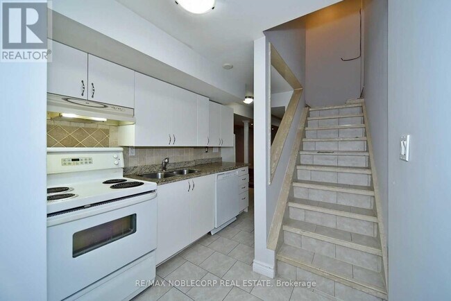 Photo du bâtiment - BASEMENT - 16-103 FOXCHASE AVENUE
