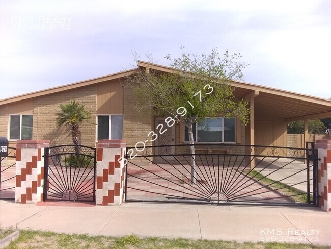 Foto del edificio - 4 Bedroom 2 Bath -824 W Oahu Circle - OWNE...