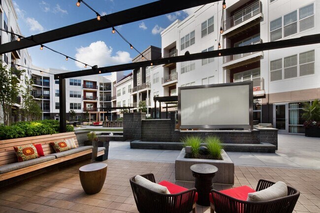 Relájese y socialice en nuestra preciosa terraza exterior ajardinada. - Station 650