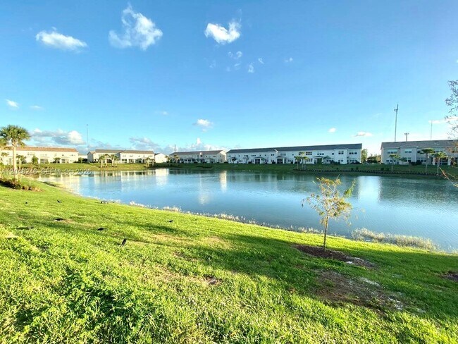 Building Photo - 4984 Greenway Dr