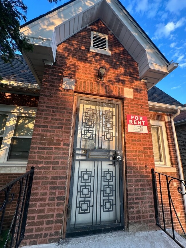 Building Photo - Spacious 4BR/1BA Chicago Brick Home – Fenced Backyard