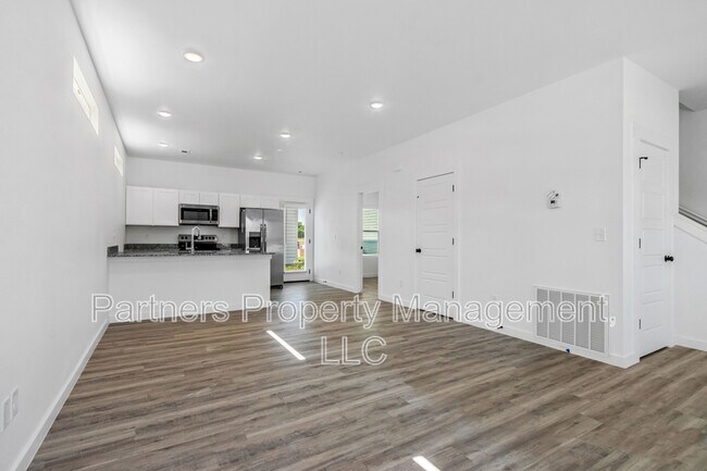 Building Photo - 881 Ventnor Ave