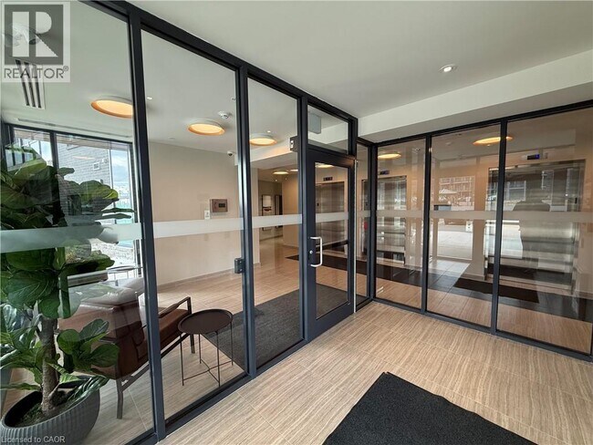 Photo du bâtiment - 1100 Lackner Pl