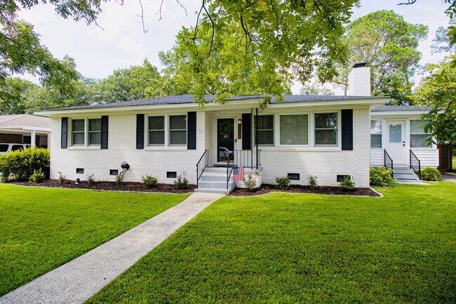 Building Photo - Stunning 3 Bedroom, 2 Bathroom in West Col...
