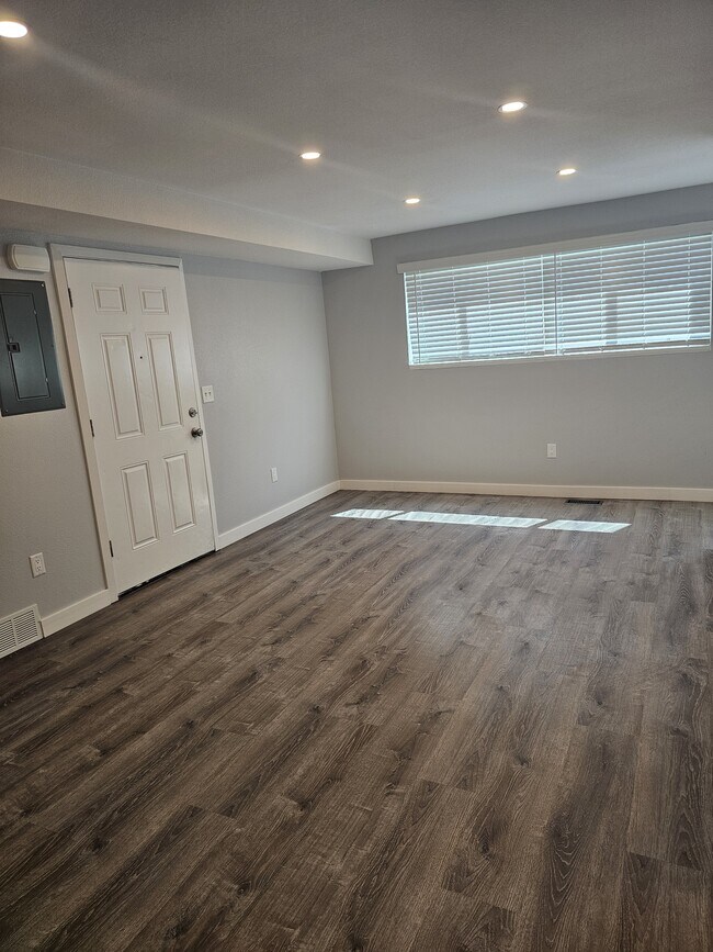 Building Photo - 813 Riverside Dr