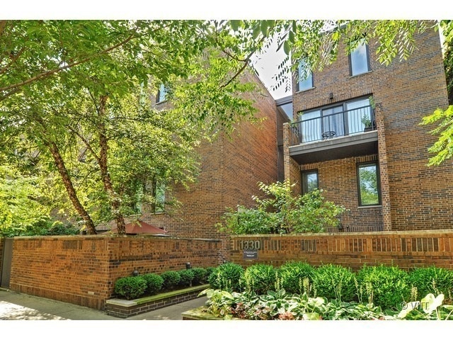 Building Photo - 1340 N La Salle Dr