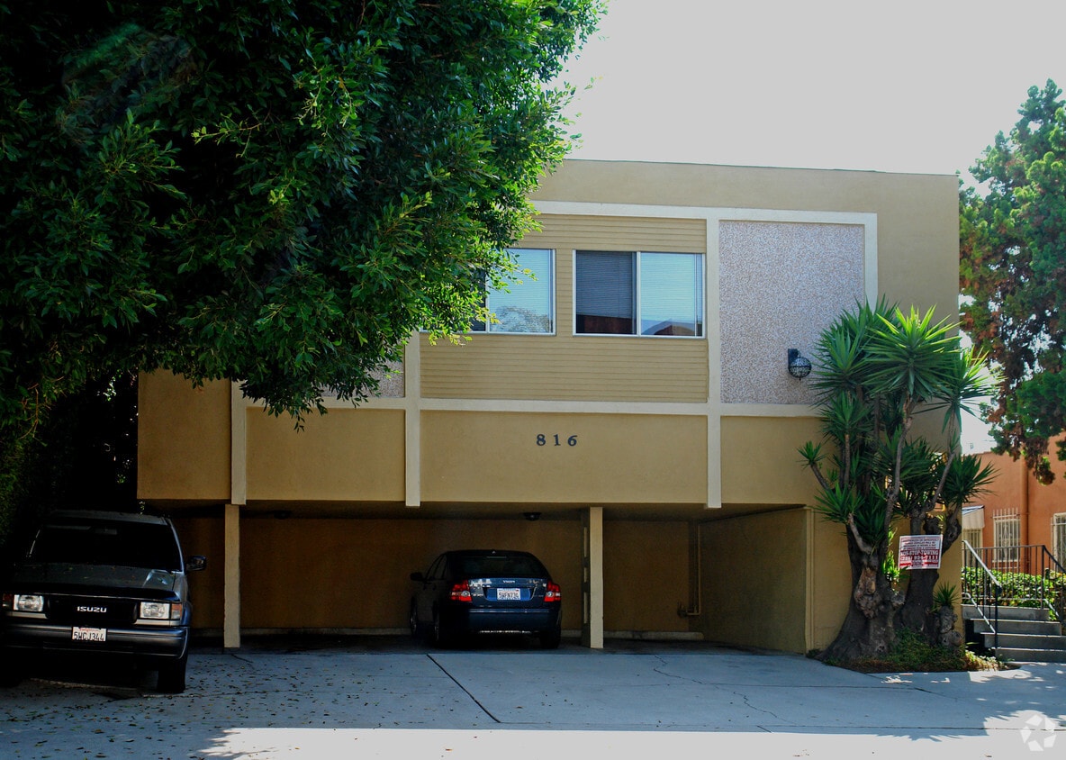Building Photo - 816 N Hayworth Ave