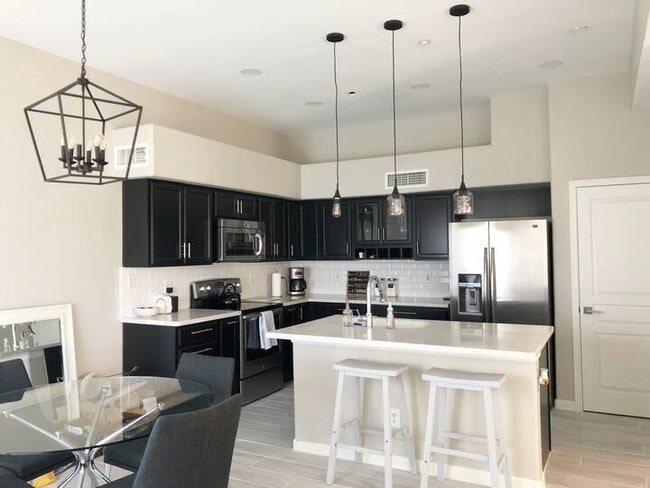 Building Photo - 2019 E Camelback Rd