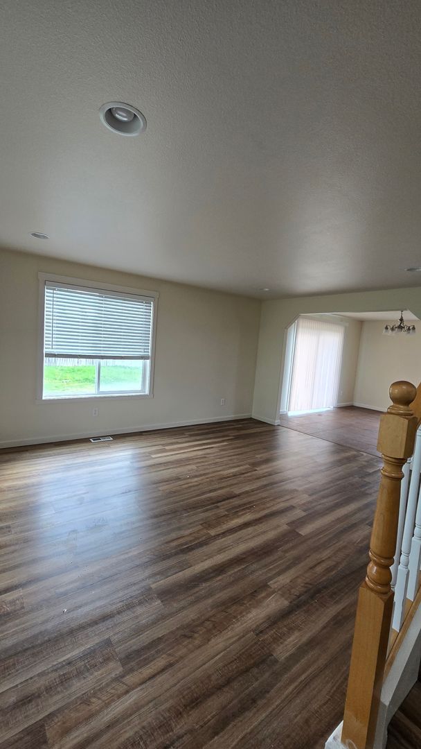 Building Photo - Recently Refinished Airway Heights 5 Bedro...