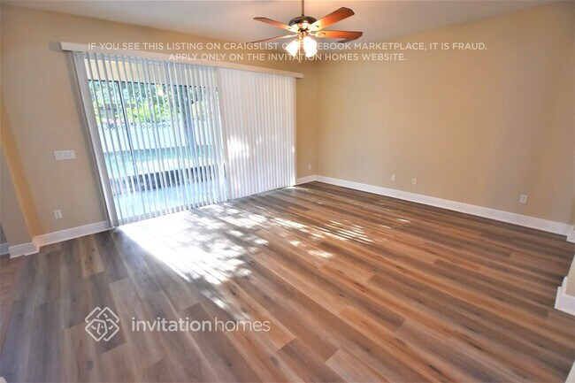 Foto del edificio - 15233 Serenade Dr