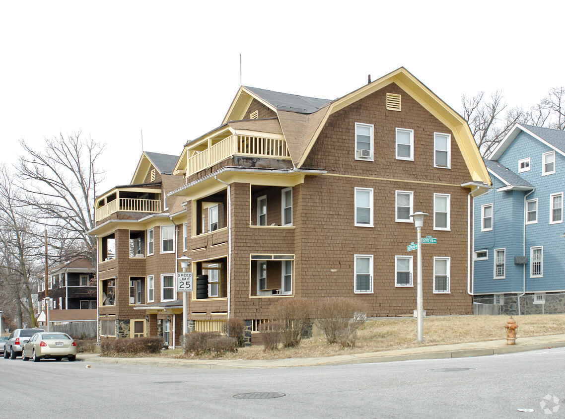 Primary Photo - Roslyn Apartments