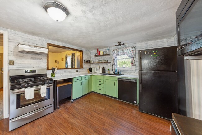 Foto del edificio - Charming, Fully Finished, 2 Bedroom Home w...