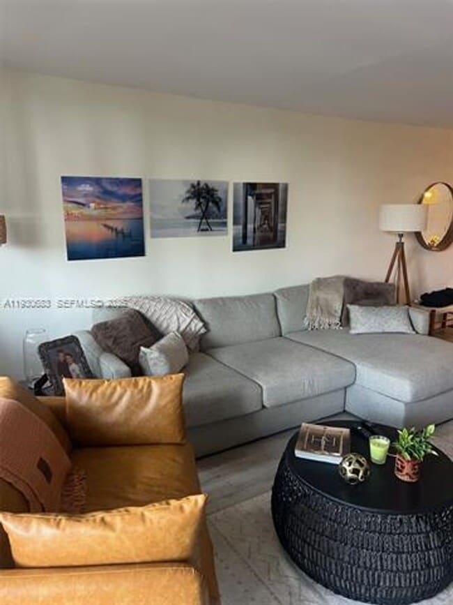 Building Photo - 10101 E Bay Harbor Dr