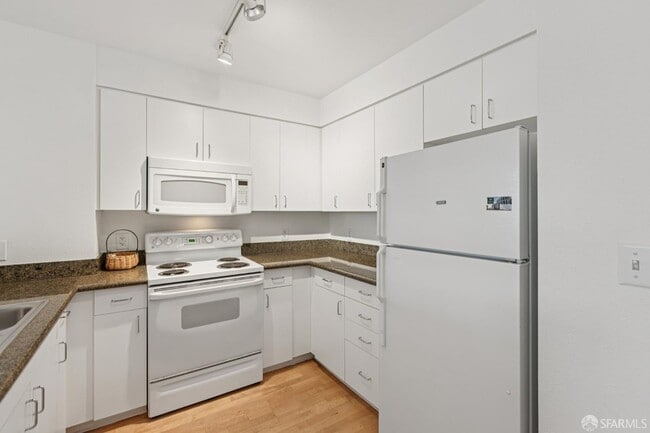 Building Photo - 8300 Oceanview Terrace