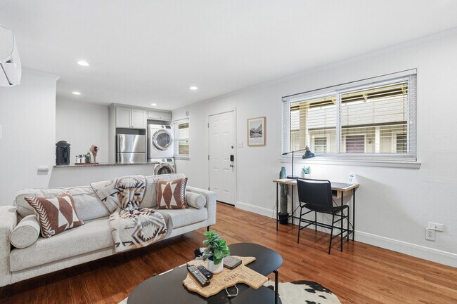 Foto del edificio - 3125 S University Dr