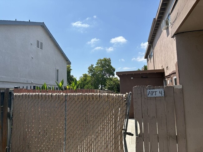 Building Photo - 1129 E La Deney Ct