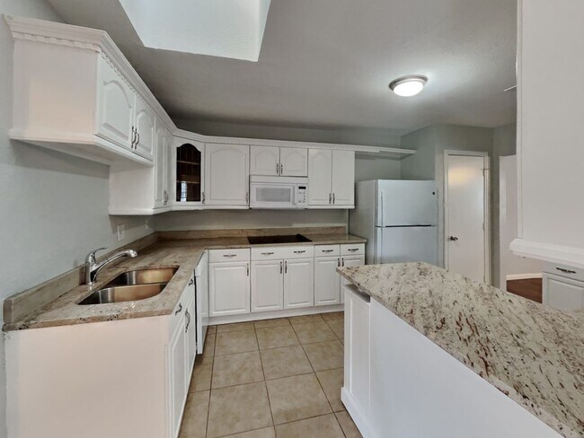 Foto del edificio - Spacious 3-Bed, 2-Bath Home in Allen, TX with Split Floor Plan, Double Oven & Large Shaded Backyard