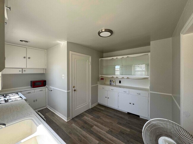 Building Photo - 1617 6th Ave