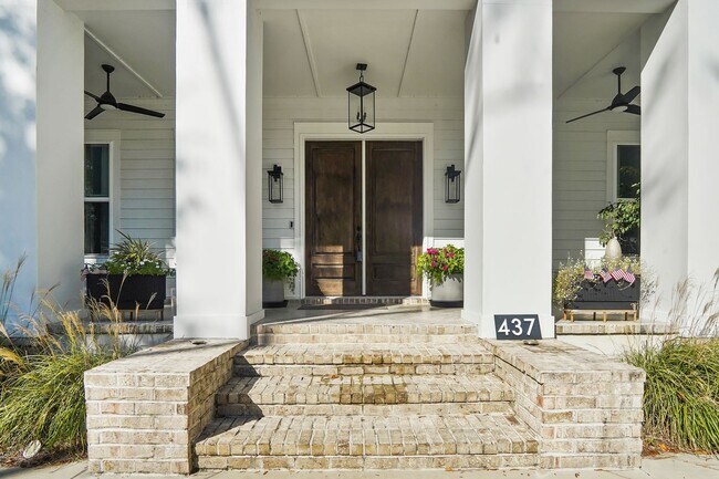 Foto del edificio - Pool/ Waterfront/ Custom Home in Waterways!