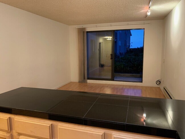 Foto del edificio - One Bedroom Condo Available in Watergate C...