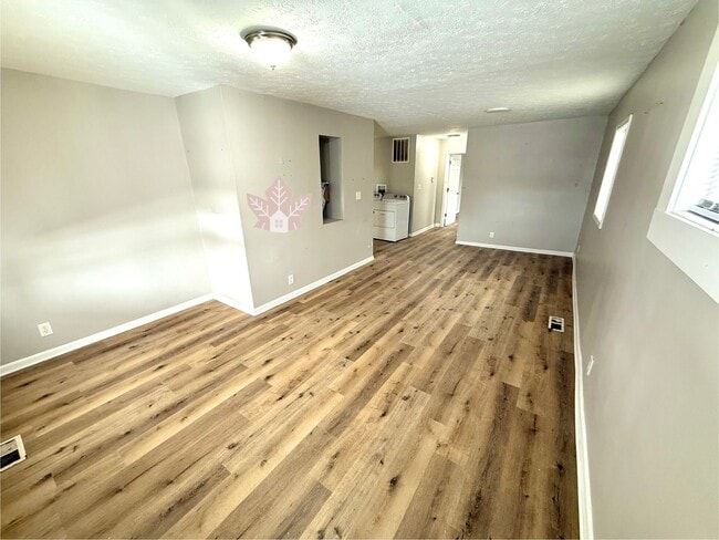 Foto del edificio - Warm and Welcoming 3 Bedroom 2 Bath Bungalow in a prime location!!!