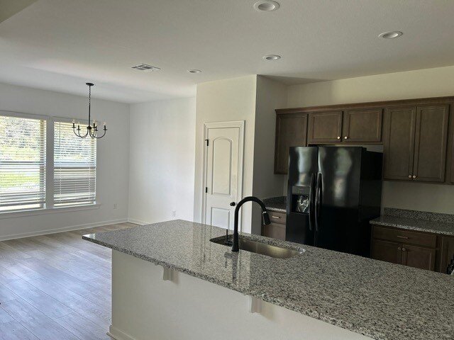 Foto del edificio - 41372 Rosewood Ln