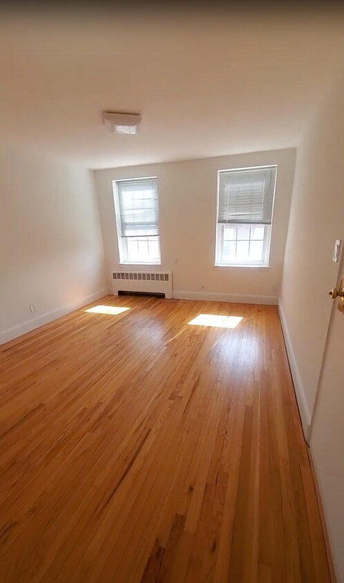 Primary Photo - Brighton 2-Bed with 2 Parking Spots Incl! ...
