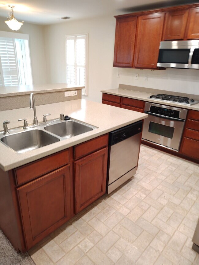 Foto del edificio - Bonus Office/Den, New Flooring, New Appliance, White Plantation Shutters throughout, Landscaped y...