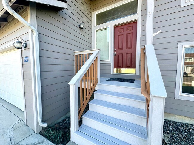Foto del edificio - Large 5 Bedroom Home with bonus kitchenette!