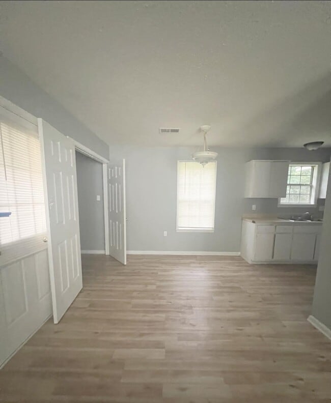 Building Photo - 409 Peete St